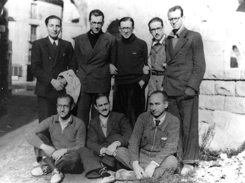 De pie en el centro de la imagen, Escrivá de Balaguer. Abajo a la derecha, José María Albareda, fundador del CSIC. A su lado, el arquitecto Miguel Fisac, autor de varios edificios del CSIC, y el cirujano Juan Jiménez Vargas, miembro del Instituto Ramón y Cajal.