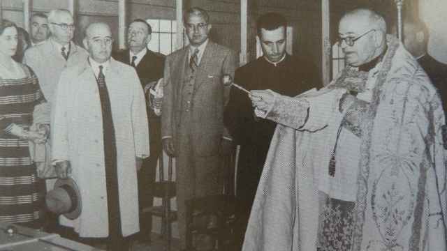 Franco y el obispo de Urgell inauguran una central del Noguera Ribagorzana en 1953.