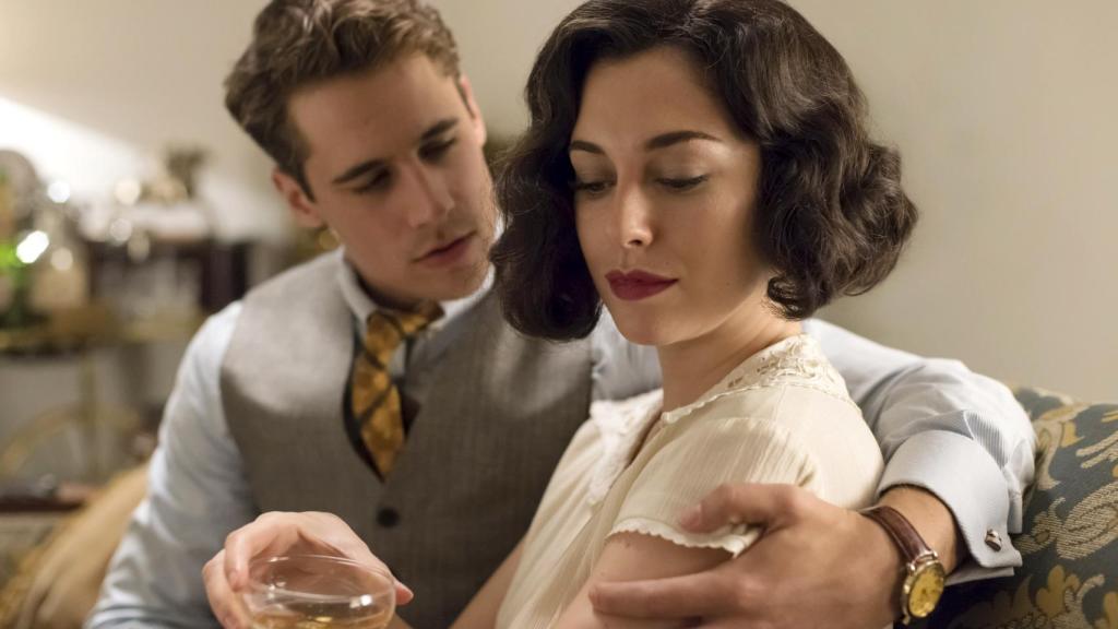 Lidia Aguilar (Blanca Suárez) con Carlos Cifuentes (Martiño Rivas) en una de las escenas de la serie. | Foto: Manuel Fernández-Valdés, Netflix.