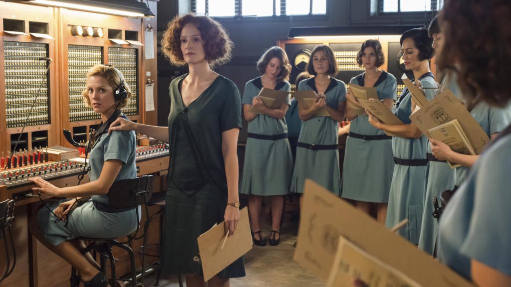 Una de las escenas de las chicas en la oficina de telefonía. | Imagen: Manuel Fernández-Valdés, Netflix.