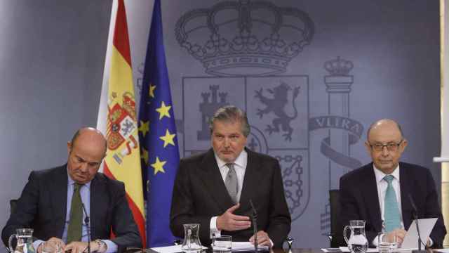 Íñigo Méndez de Vigo, Luis de Guindos y Cristóbal Montoro tras la reunión del Consejo de Ministros
