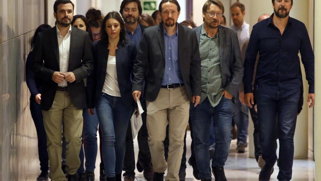 Pablo Iglesias rodeado de sus colaboradores a punto de anunciar su moción de censura.