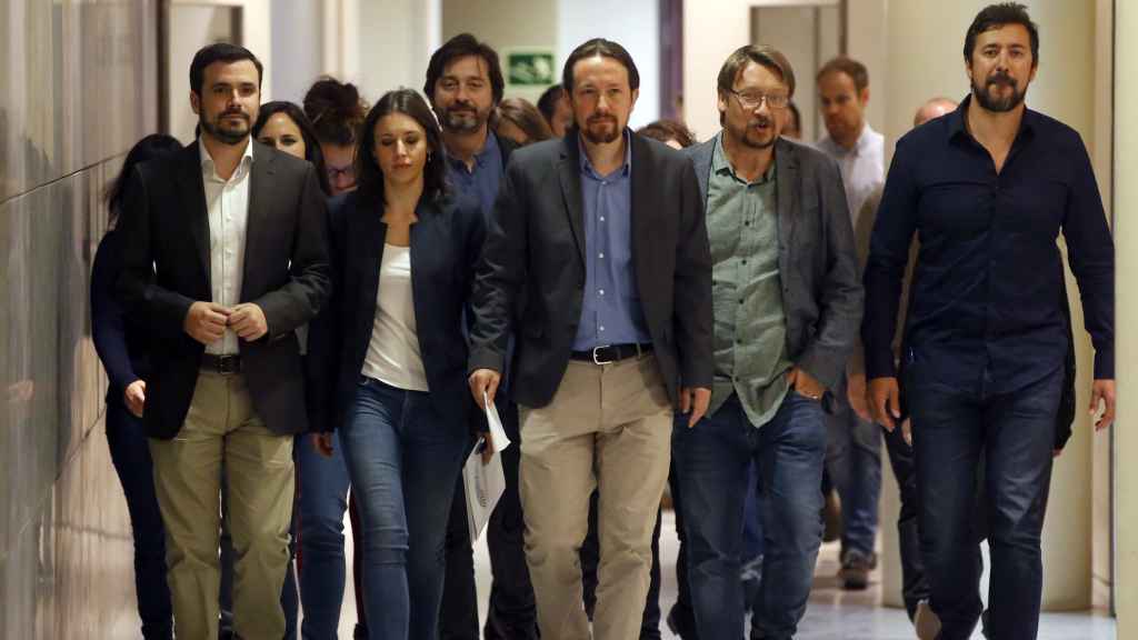 Pablo Iglesias rodeado de sus colaboradores a punto de anunciar su moción de censura.