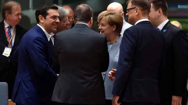 Merkel conversa con el primer ministro griego, Alexis Tsipras, al inicio de la cumbre del 'brexit'