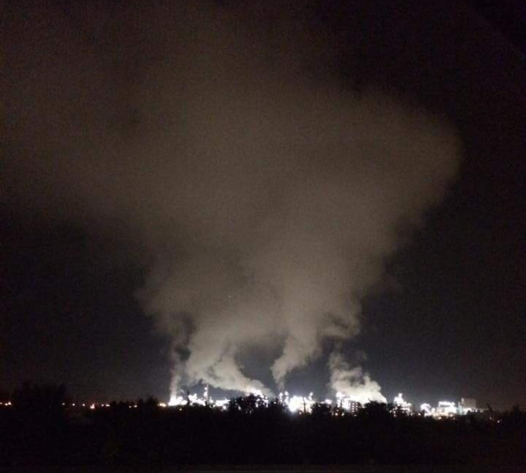 La fábrica de Sabic, echando humo de noche.