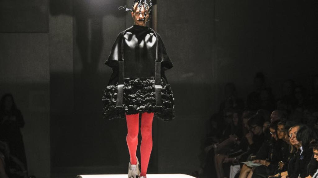 Uno de los diseños de Kawakubo vistos sobre la pasarela de París. | Foto: GTRES.