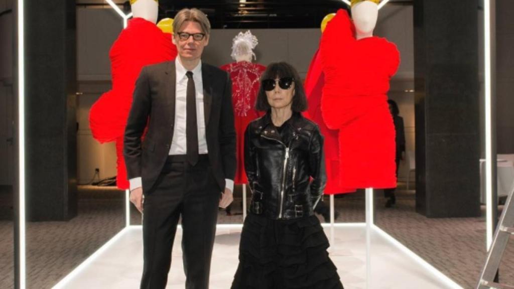Rei Kawakubo con Andrew Bolton durante la presentación a prensa de la exposición. | Foto cortesía del MET.
