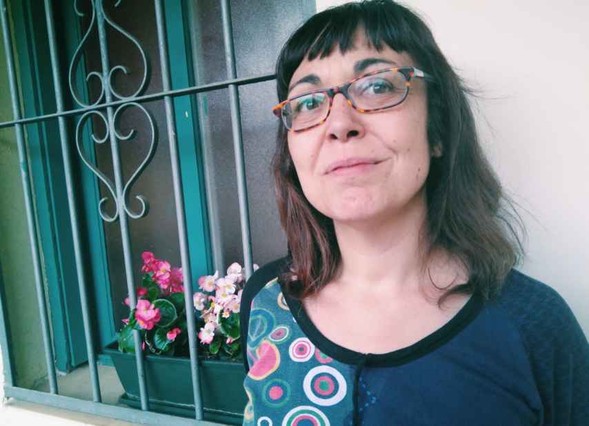 Carolina León, autora de Trincheras permanentes, publicado por Pepitas de calabaza.