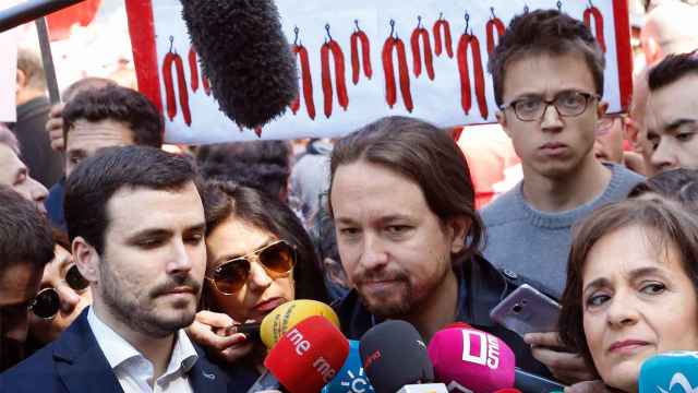 Pablo Iglesias atiende a los medios en presencia de Garzón y Errejón. / P.Campos (Efe)