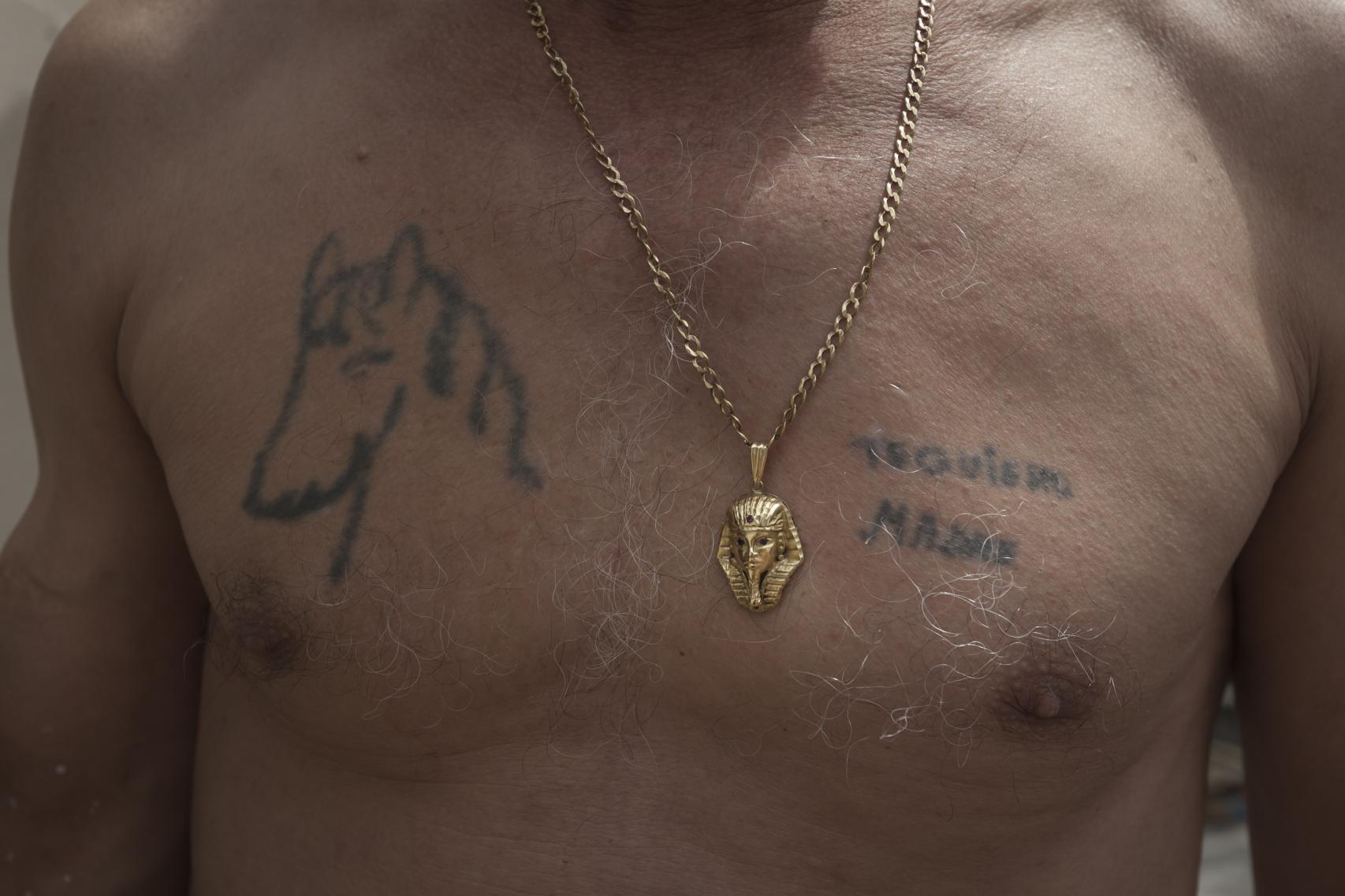 Los tatuajes que luce El Lagarto en su pecho.