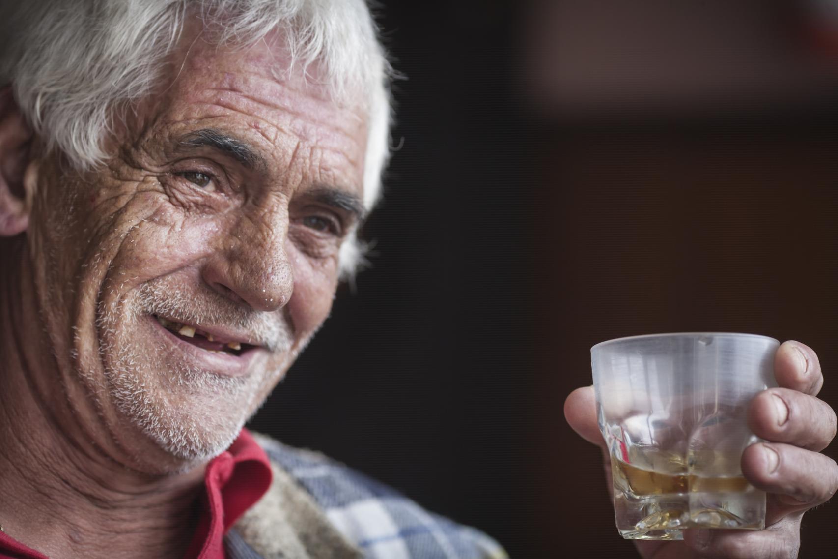 El Lagarto apura su whisky de mañana en el bar Pedra Rey.