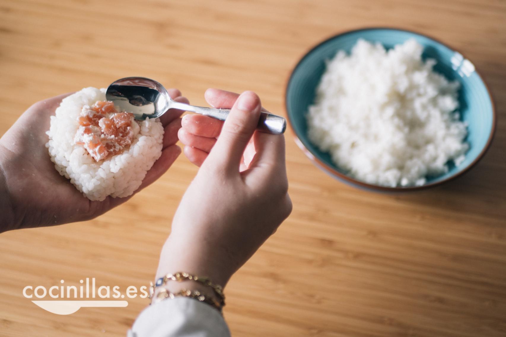Onigiri, la bola de arroz japonesa que comen los personajes de Anime
