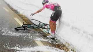Steven Kruijswijk, tras sufrir una caída en el Giro 2016.