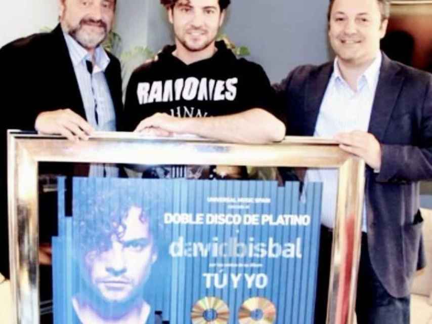 David Bisbal junto a Narcís Rebollo(a la derecha), al que agradece el apoyo y su profesionalidad.