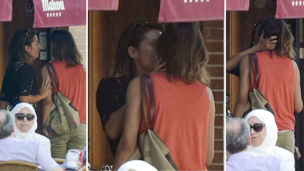 El beso cazado entre Sandra y Nagore en una terraza en septiembre del año pasado.