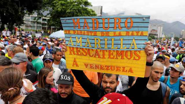 Manifestantes contra las medidas de Maduro este miércoles en Caracas