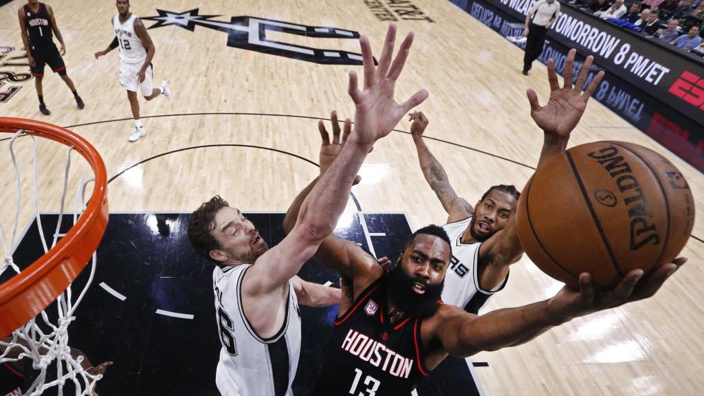 Gasol y Leonard en plena defensa sobre James Harden.