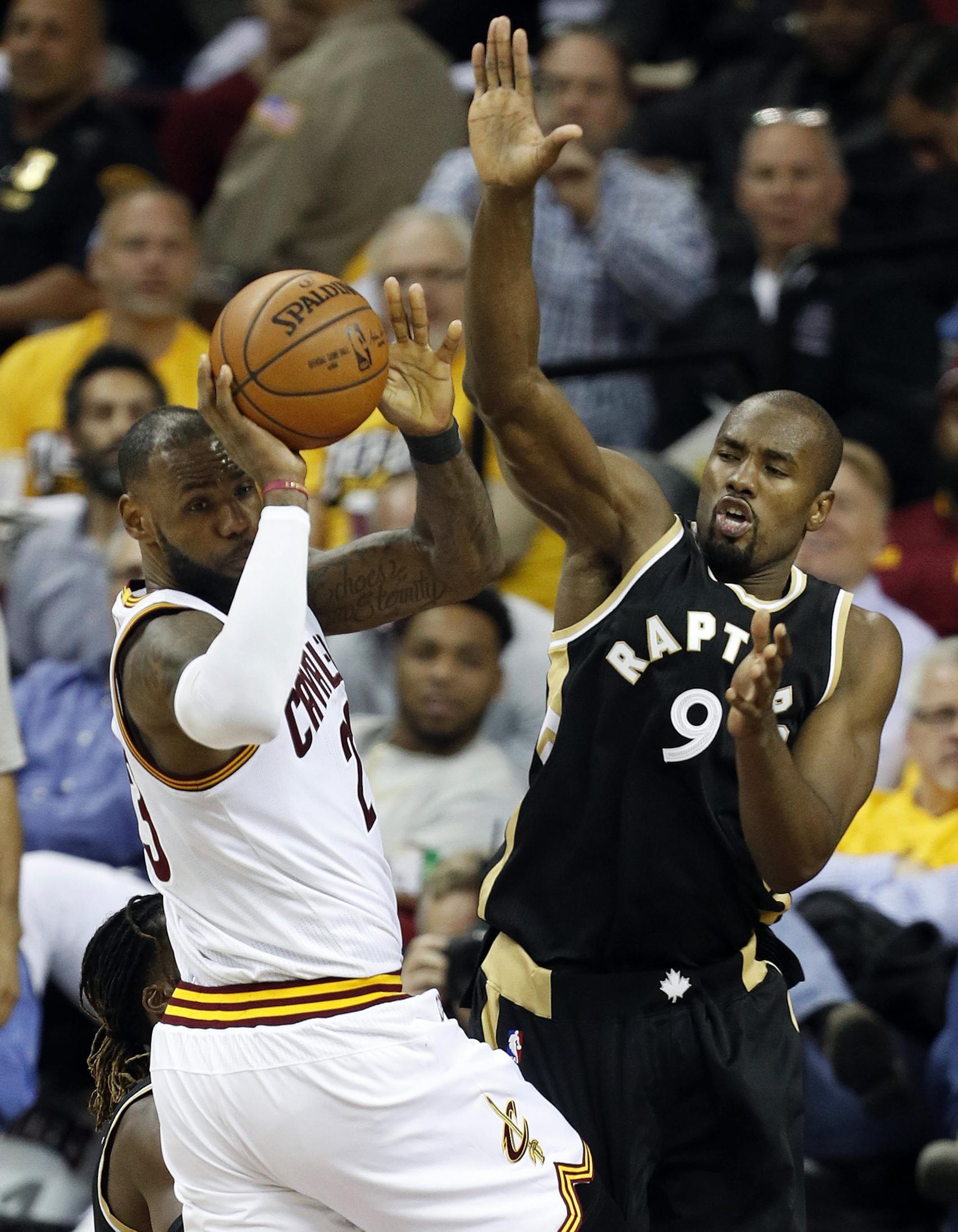LeBron James frente a Serge Ibaka este miércoles.