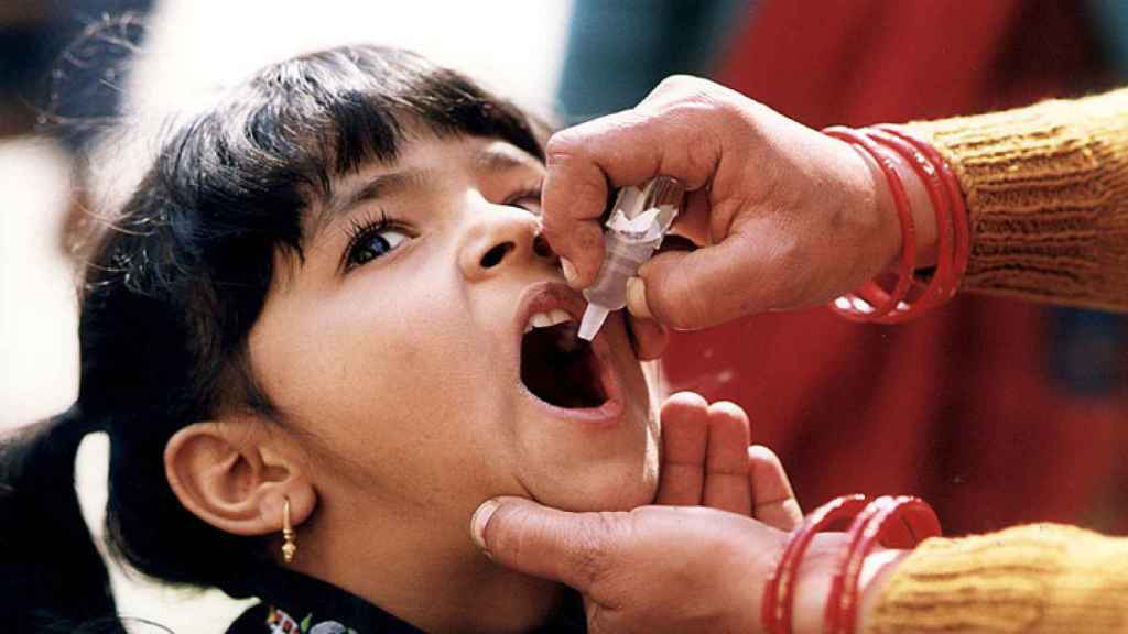 Niña recibiendo la vacuna oral de la poliomelitis.