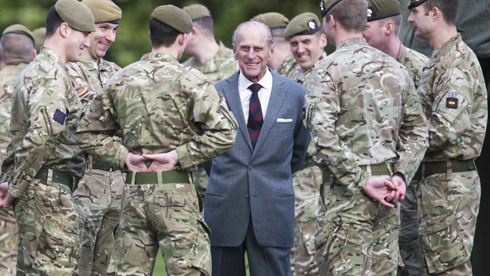 El duque de Edimburgo con los soldados.