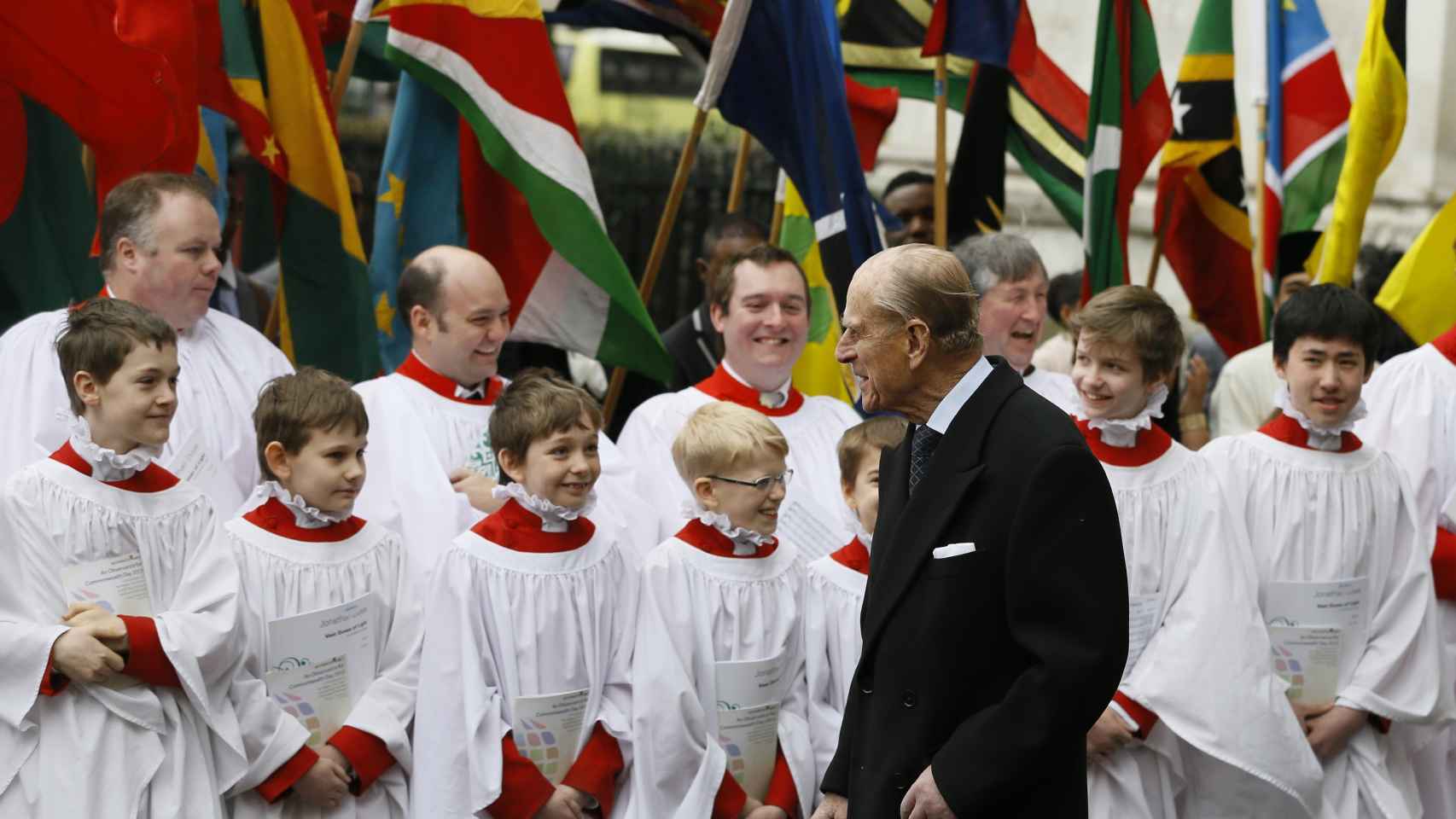 Felipe de Edimburgo charla con unos niños del coro.