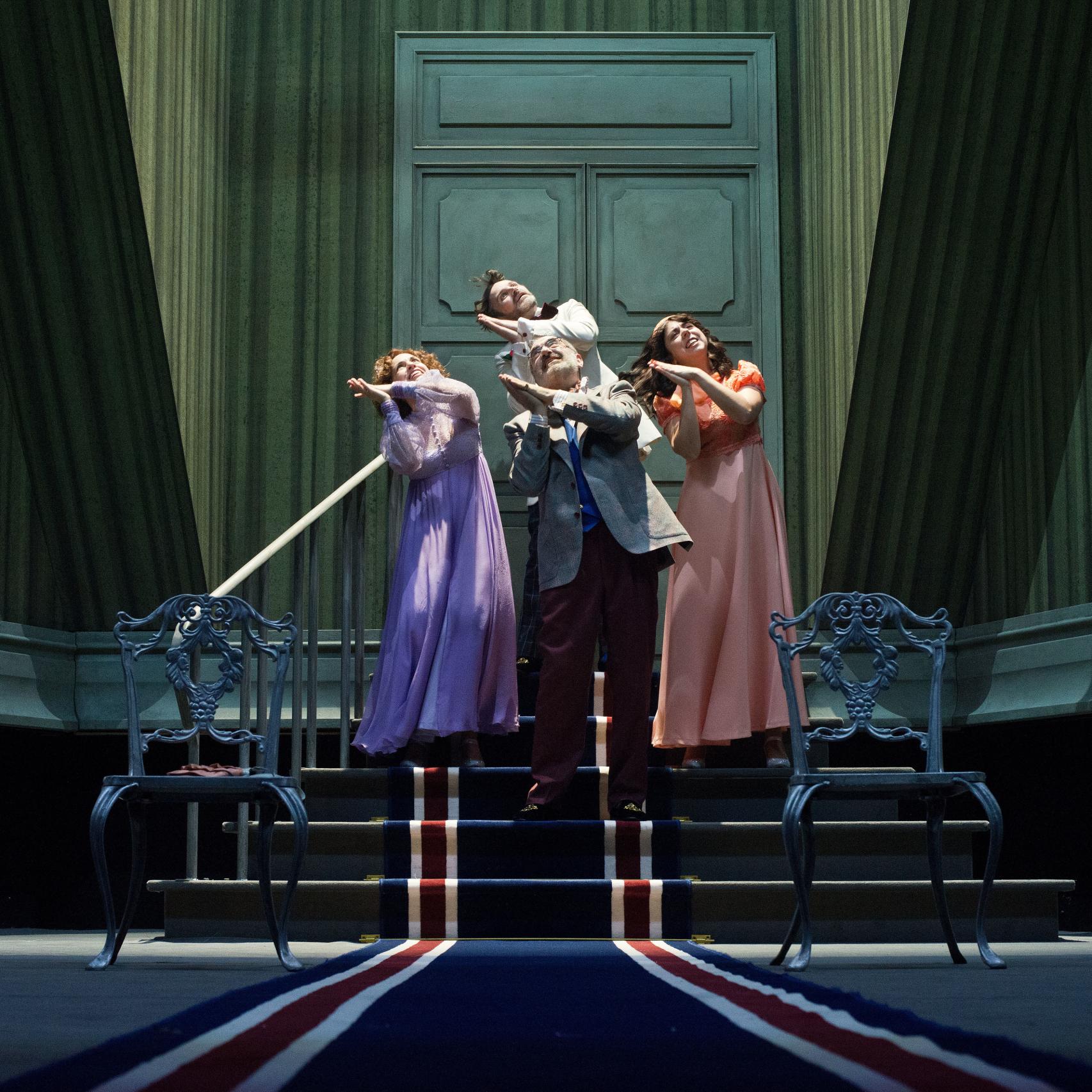 Escena de La cantante calva, en Teatro Español.