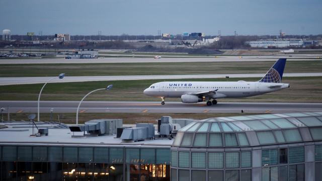 Un avión se desplaza por el aeropuerto O'Hare de Chicago (EEUU).