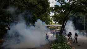 Manifestantes universitarios en una protesta dispersada por la policía este jueves en Caracas