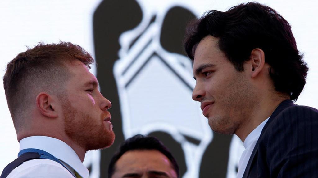 Canelo y Chávez Jr. posan antes de la pelea.