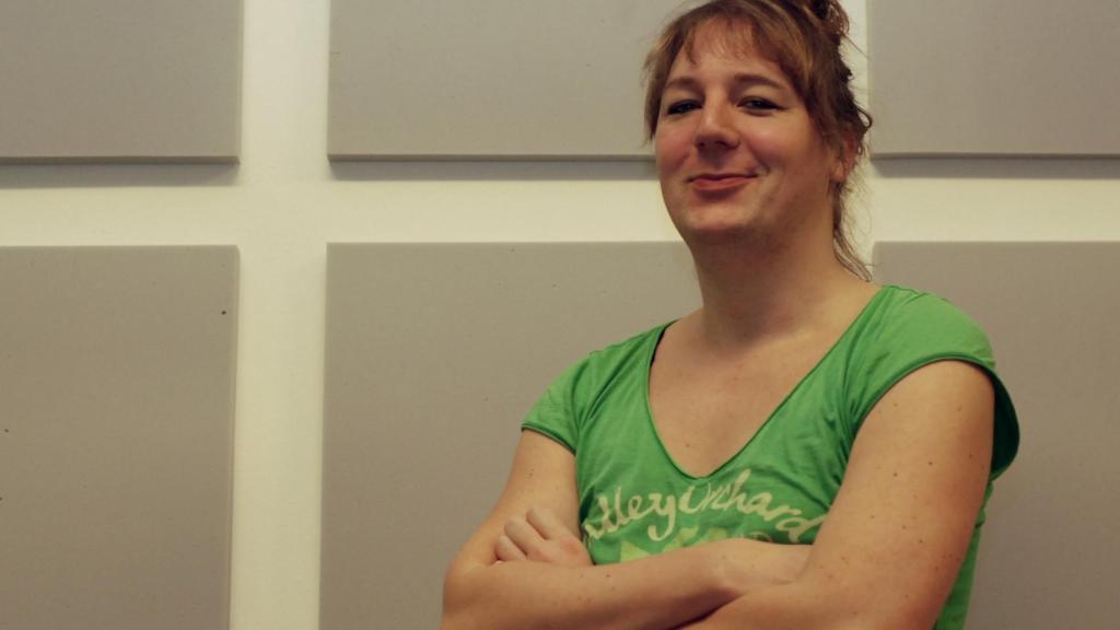 La autora Bini Adamczak, en la casa okupa donde tiene su oficina