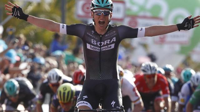 Postlberger celebrando su victoria en la primera etapa del Giro.