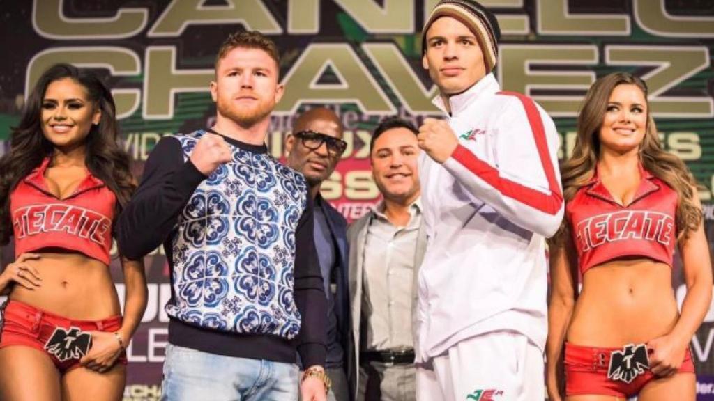 Canelo y Chávez Jr posan antes de la pelea.
