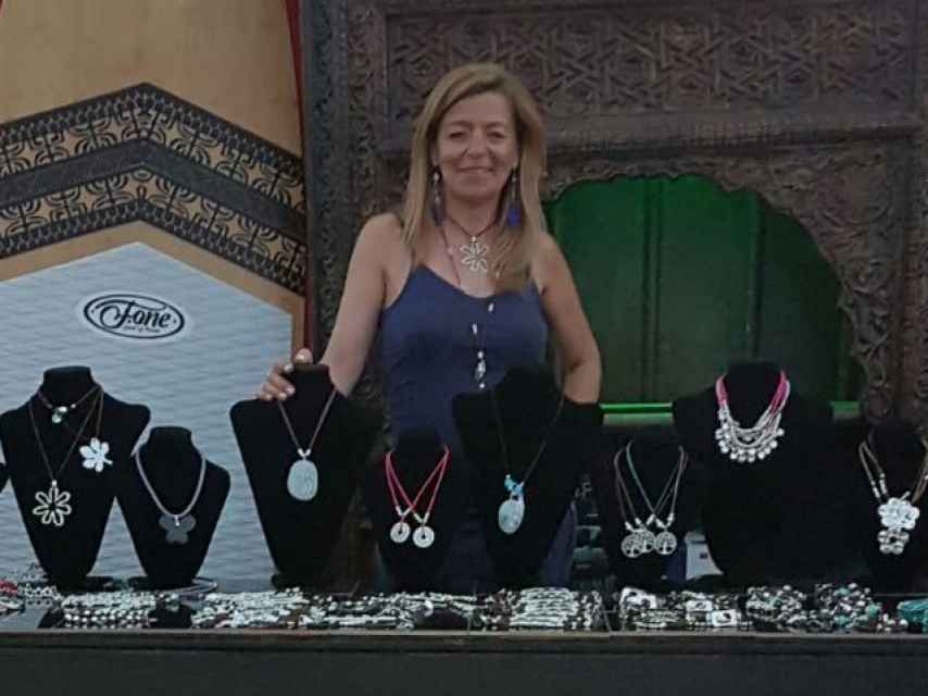 Ana Garrido subsiste con la venta de pulseras y collares desde que denunció la trama Gürtel.