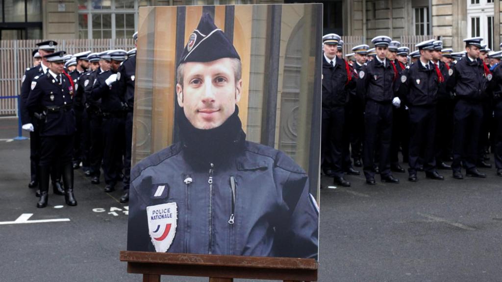 Homenaje al agente asesinado en los Campos Elíseos