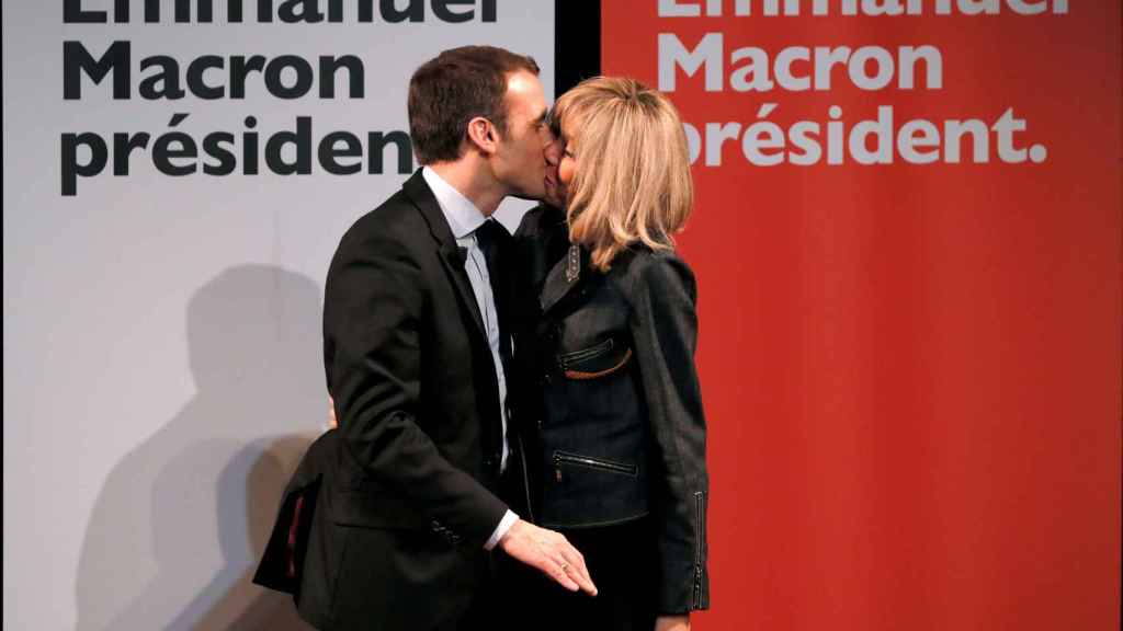 'Manu' besa a 'Bibi' durante un acto de la campaña electoral.