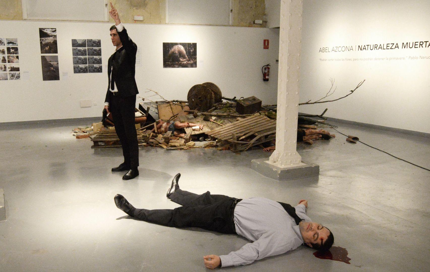 Exposición de Azcona, con simulación del asesinato del embajador ruso en Turquía.
