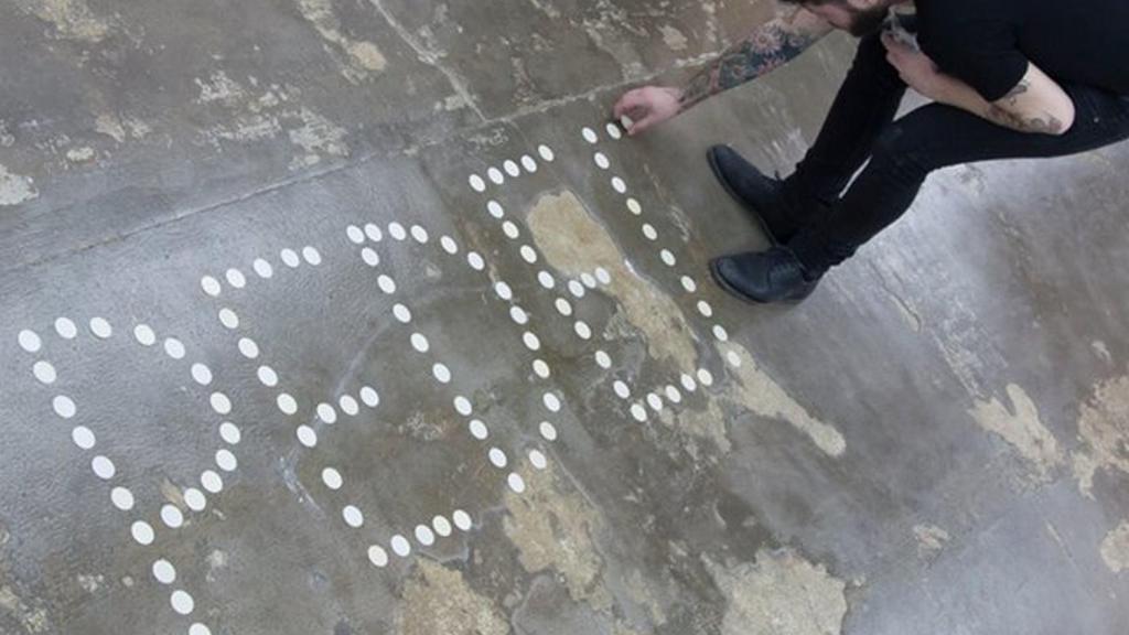 El artista Abel Azcona formando la palabra Pederastia, en la acción de 2015.