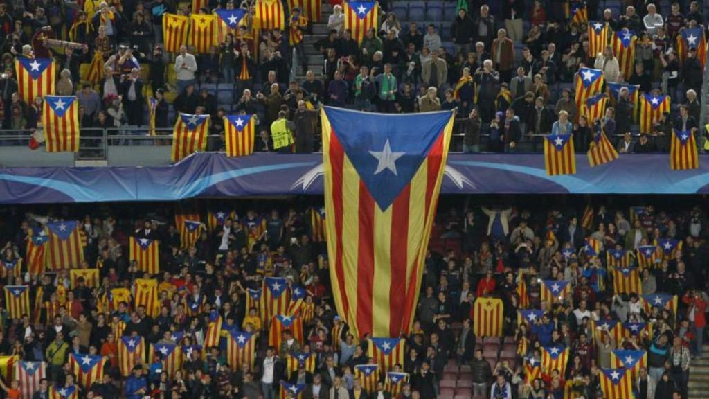 Esteladas en el Camp Nou.