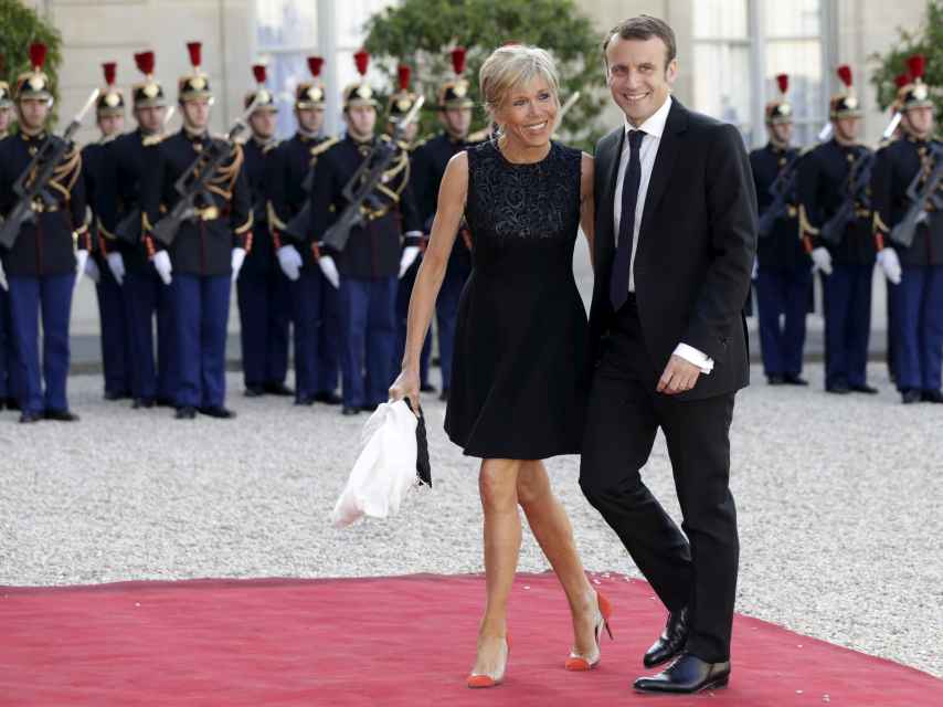 Emmanuel y Brigitte Macron a la entrada del Palacio del Elíseo en 2015.