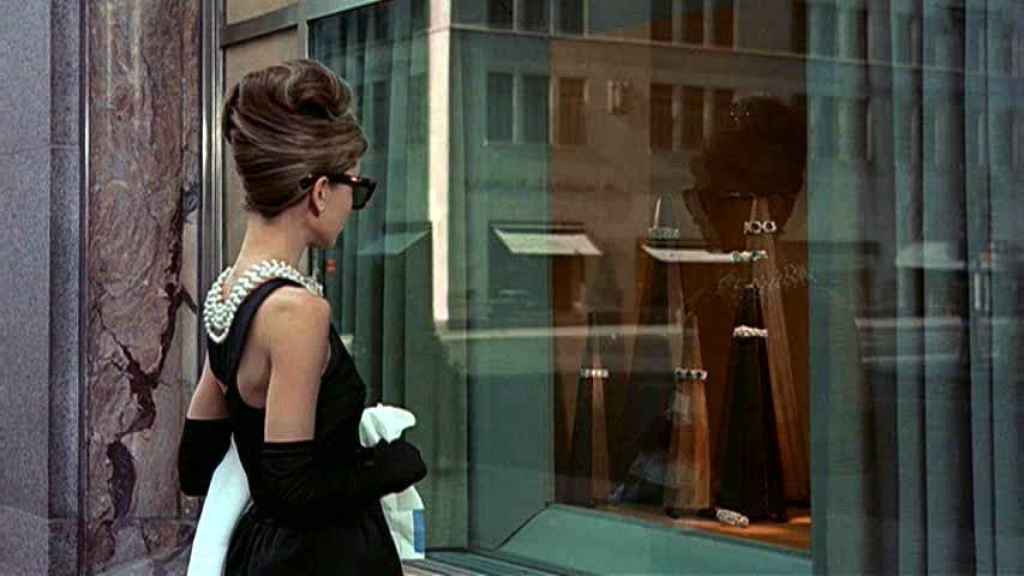 Audrey Hepburn en la película Desayuno con diamantes admirando un escaparate de Tiffany&Co (1961).