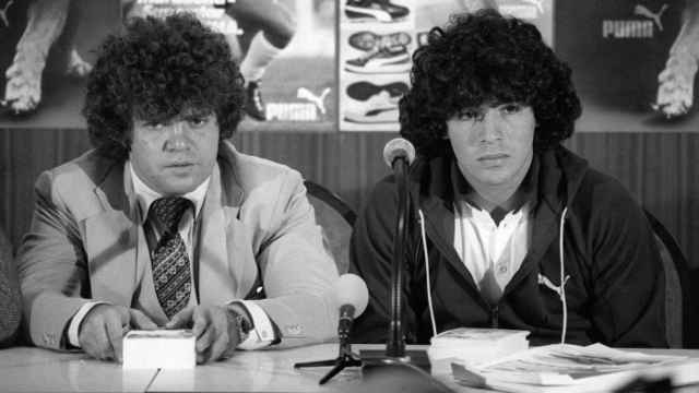 Jorge Cyterszpiler, primer representante de Maradona, junto a Diego.