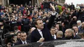 Macron saluda a sus simpatizantes tras votar este domingo en la segunda vuelta.