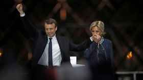 Macron, junto a su mujer Brigitte Trogneux, celebrando la victoria