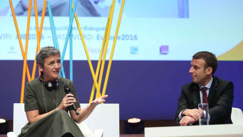Macron conversa con la comisaria Vestager cuando era ministro de Economía.
