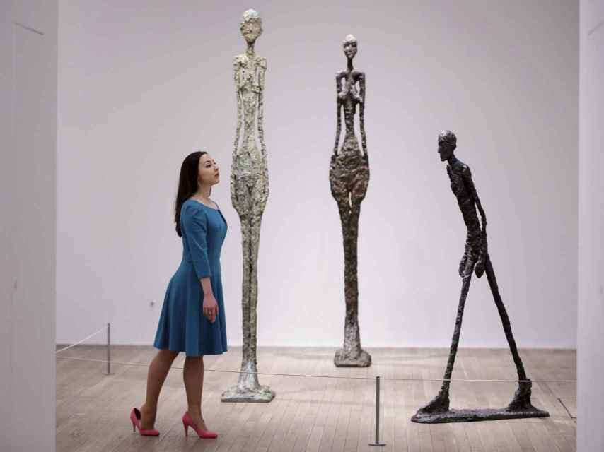 Una empleada del museo posa junto a varias piezas del artista suizo Alberto Giacometti. Tate Modern.