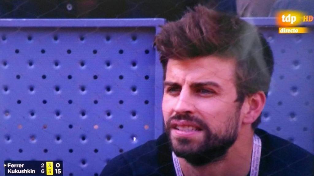 Piqué viendo el partido de Ferrer.