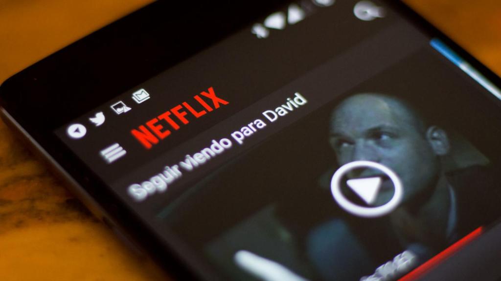 Un usuario viendo una serie de Netflix en su teléfono móvil.
