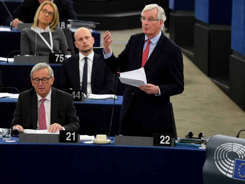 Barnier comparece en la Eurocámara junto a Juncker