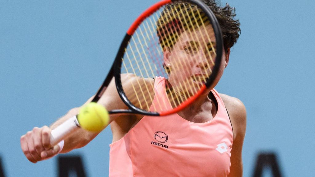 Carla Suárez, devolviendo un revés en Madrid.