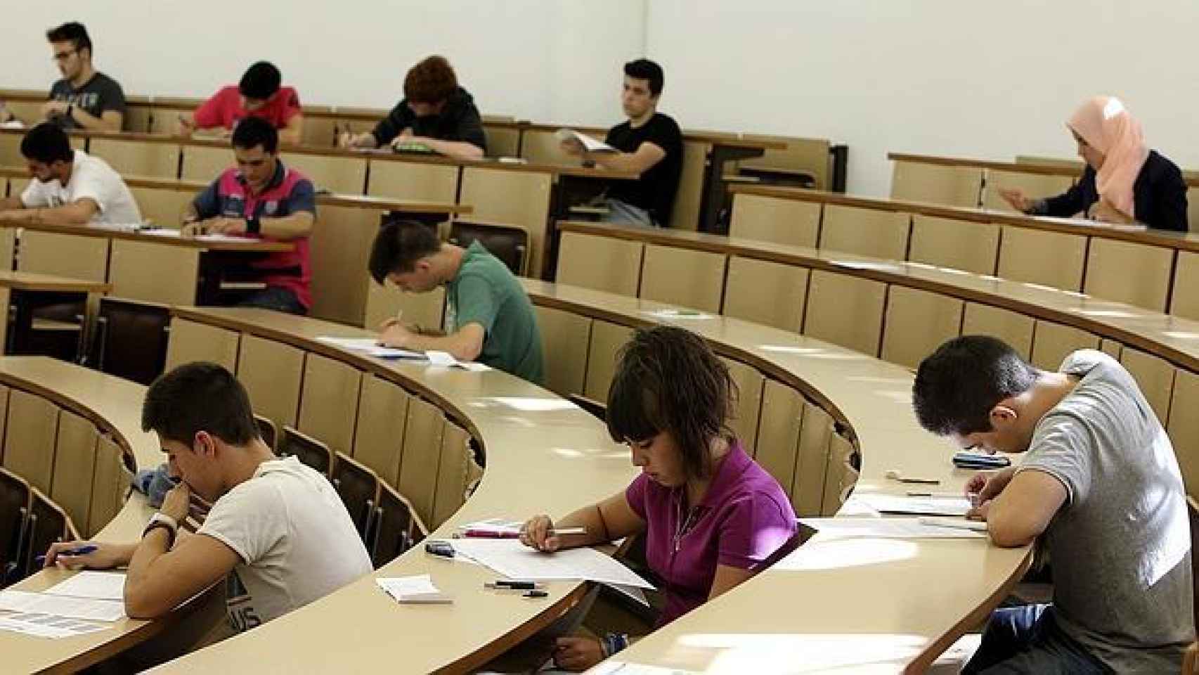 Varios alumnos de universidad realizan un examen.